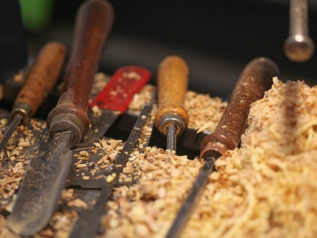 Paillage minéral ou organique : choisir pour un massif