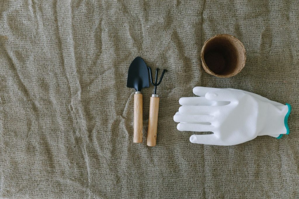 Outils essentiels pour jardiner sur balcon